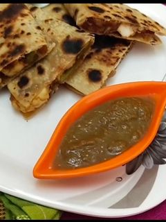 चिली पनीर पराठा (Chilli paneer paratha recipe in Hindi) रेसिपी मुख्य फोटो