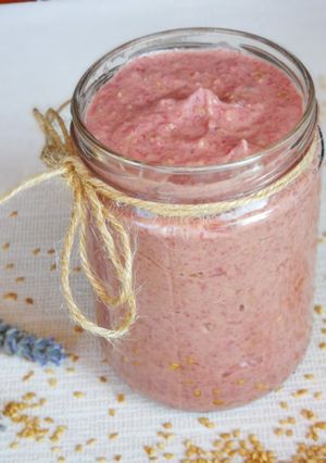 Una foto de Hummus de alubia roja con especias y semillas