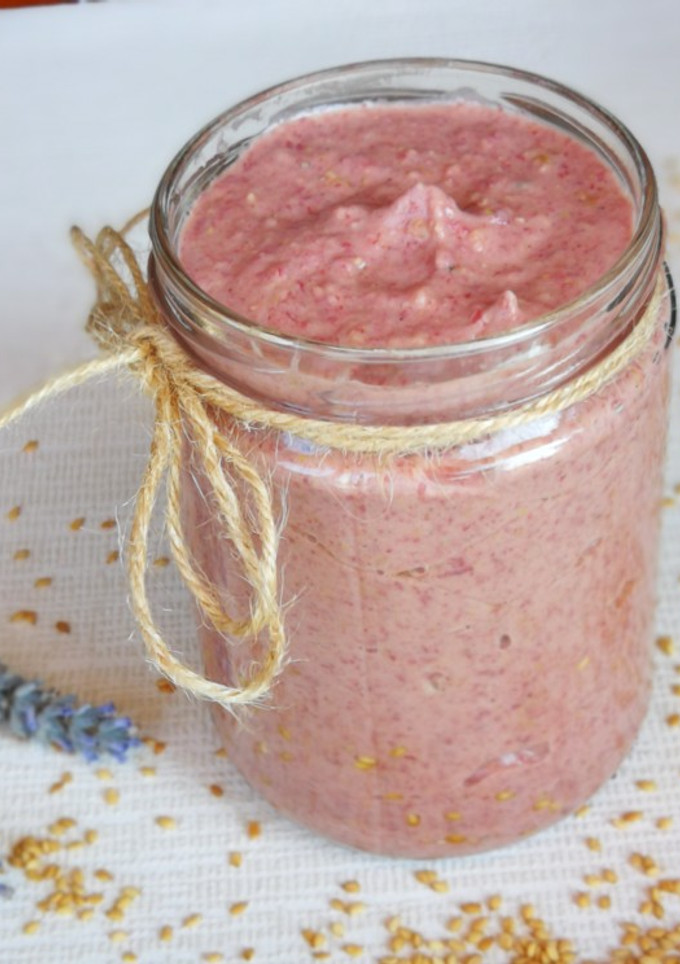 Una foto de Hummus de alubia roja con especias y semillas
