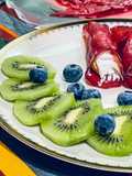 Involtini di bresaola con contorno di frutta