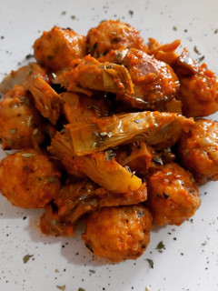 Una foto de Guiso de albóndigas de caella, surtido de setas y alcachofas