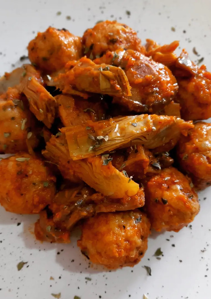 Una foto de Guiso de albóndigas de caella, surtido de setas y alcachofas