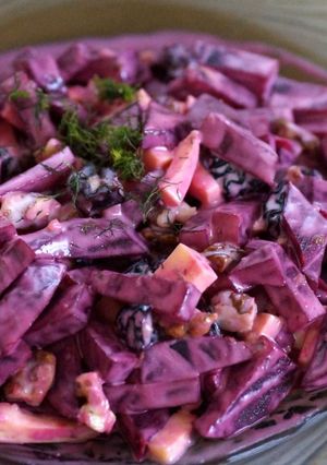 Фото Салат из свеклы с сыром, орехами и черносливом.