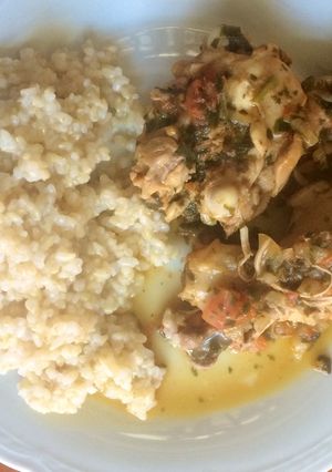 Una foto de Pollo con salsa de tomate y cebolla