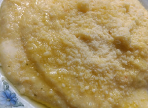 Una foto de Polenta con queso y aceite de oliva