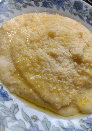 Una foto de Polenta con queso y aceite de oliva
