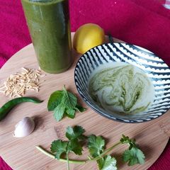 A picture of Green chutney (mint sauce).