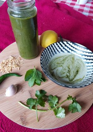 A picture of Green chutney (mint sauce).