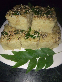 सूजी ढोकला (Suji Dhokla recipe in hindi) रेसिपी मुख्य फोटो