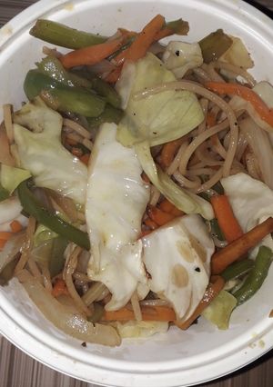 Una foto de Shop suey con fideos