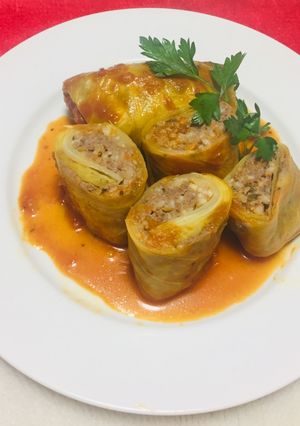 Una foto de Rollitos de Repollo con Carne Molida y salsa de tomate casera!
