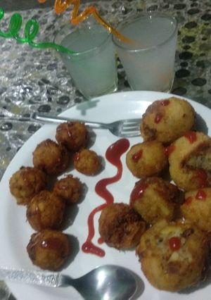 A picture of Super crispy bread rolls.