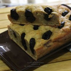 A picture of Banana Cake with Prunes.