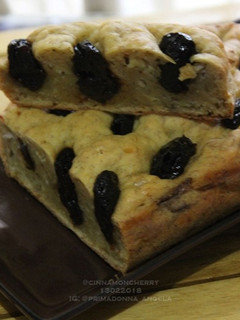 A picture of Banana Cake with Prunes.