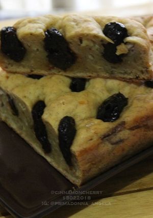 A picture of Banana Cake with Prunes.