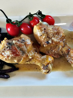 Una foto de Pollo "ebrio" con patatas fritas azules