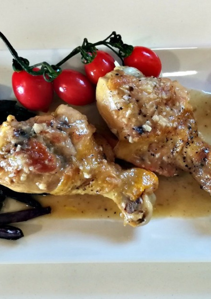 Una foto de Pollo "ebrio" con patatas fritas azules