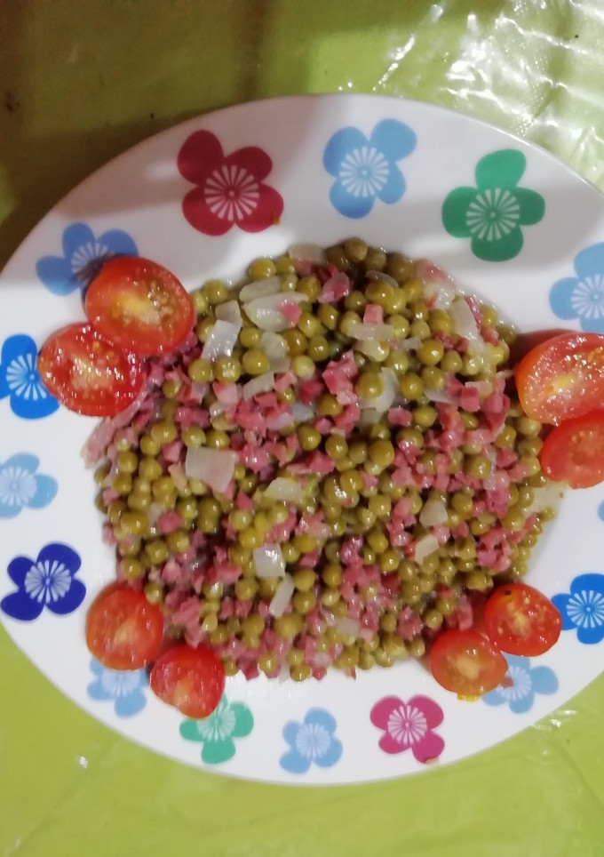 Una foto de Guisantes con jamón y tomates cherry de adorno