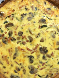 Una foto de Quiche Lorraine con champiñones y bacon