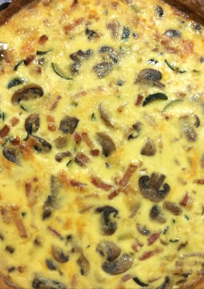 Una foto de Quiche Lorraine con champiñones y bacon