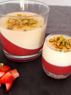 Una foto de Panna cotta de caramelo salado y gelatina de fresa