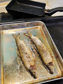簡單做宵夜~~烤箱鹽烤香魚 的食譜成品照片