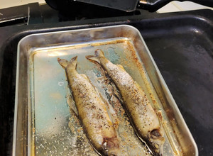 簡單做宵夜~~烤箱鹽烤香魚 的食譜成品照片