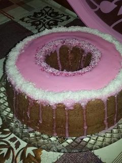 صورة لوصفة كيكة ساده بتغطيه نكهة الفراولة