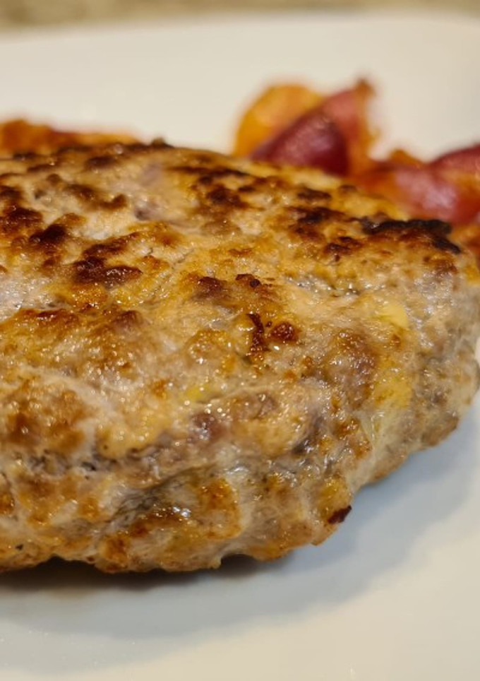 Una foto de Hamburguesa de queso y carne mixta