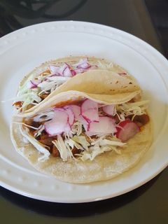 Una foto de Taquitos de hongos con guajillo