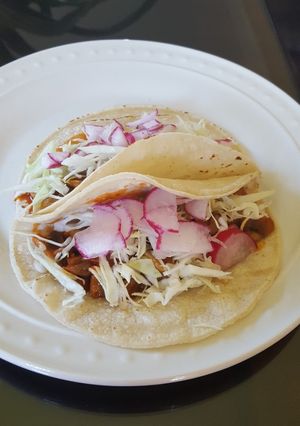 Una foto de Taquitos de hongos con guajillo