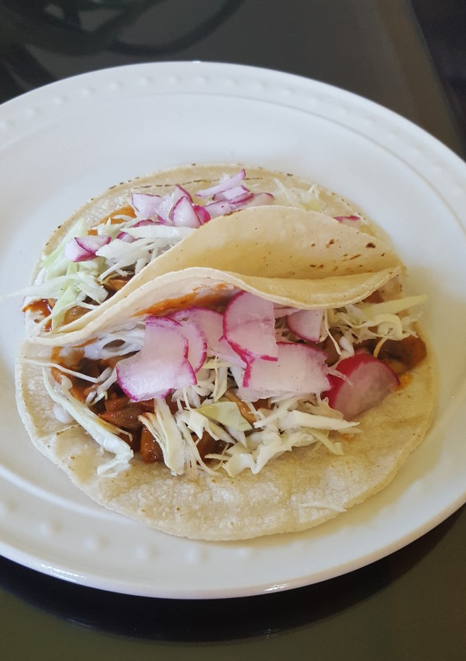 Una foto de Taquitos de hongos con guajillo