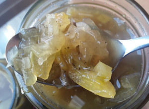 Una foto de Salsa de pepino y tomate verde agridulce🤔🥒🌰🍯🥙!!!