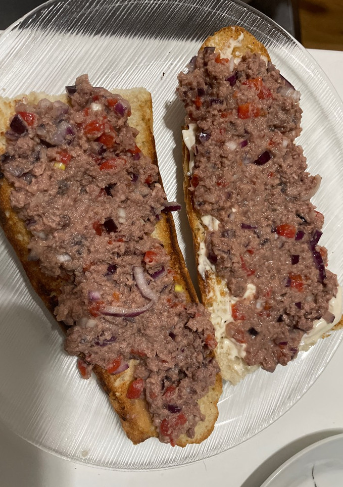 Una foto de Tostas de atún saludables
