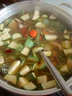 Una foto de Caldo de pollo con vegetales