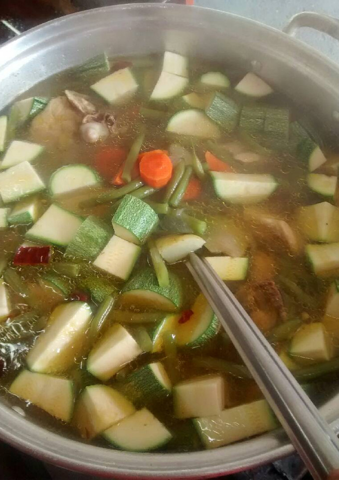 Una foto de Caldo de pollo con vegetales