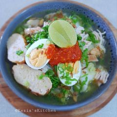 A picture of SOTO BANJAR (Chicken and Vermicelli Soup).