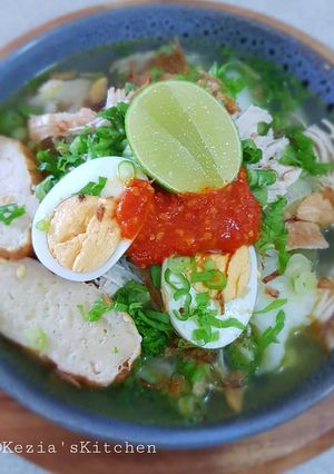 A picture of SOTO BANJAR (Chicken and Vermicelli Soup).