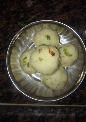 A picture of Coconut ladoo.