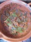 Cazuela de chicharrón con verdolagas en chile rojo con nopalitos