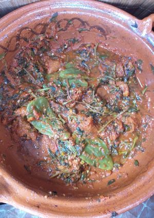 Una foto de Cazuela de chicharrón con verdolagas en chile rojo con nopalitos