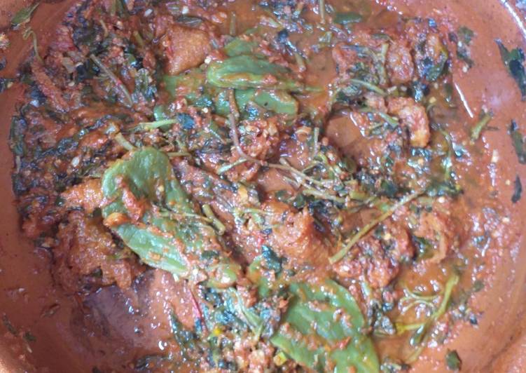 Cazuela de chicharrón con verdolagas en chile rojo con nopalitos