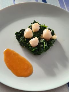 Une photo de Coquille st jacques épinards aux poires