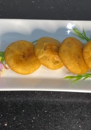 A picture of Aloo kachori.
