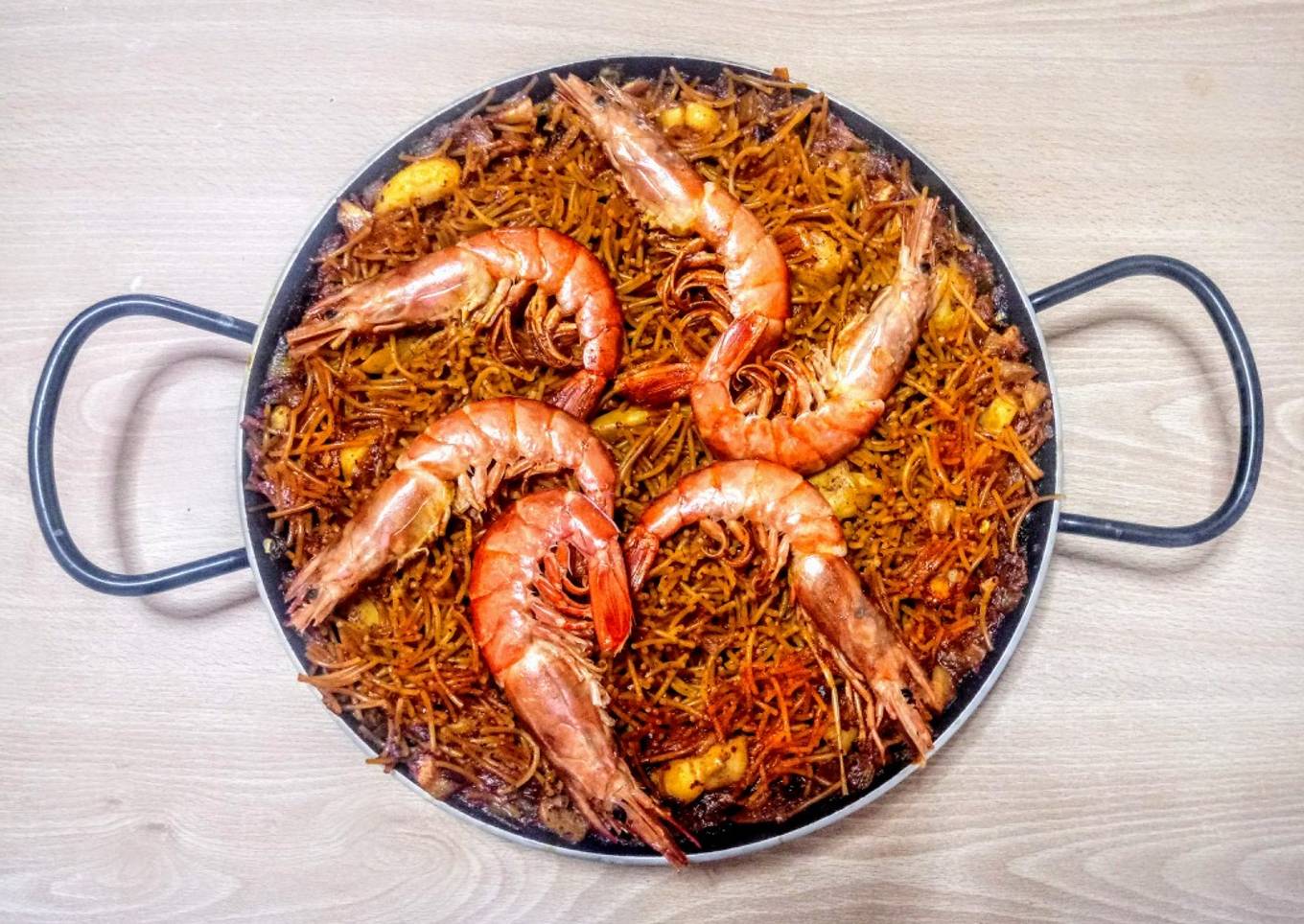 Fideuá de sepia y gambones (con salmorreta)