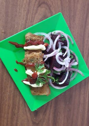 Una foto de Barritas de Filet de Merluza con Ensalada