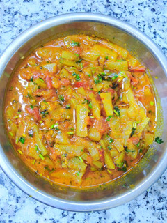 लौकी टमाटर की सब्जी(Lauki tamatar ki sabzi recipe in Hindi) रेसिपी मुख्य फोटो