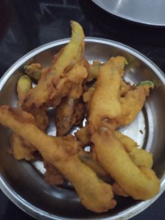 मिर्च पकोडा (mirchi pakoda recipe in marathi) रेसिपी चे मुख्य फोटो