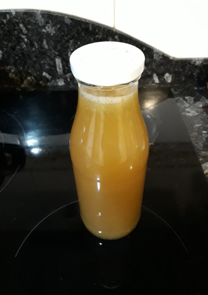 Una foto de Zumo de limón con menta y endulzado con estevia líquida