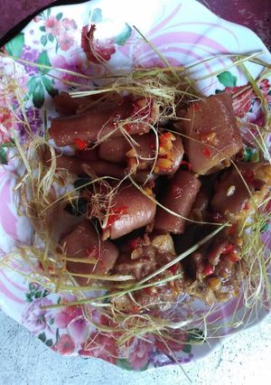 Hình của món Đuôi heo xào mắm sả.